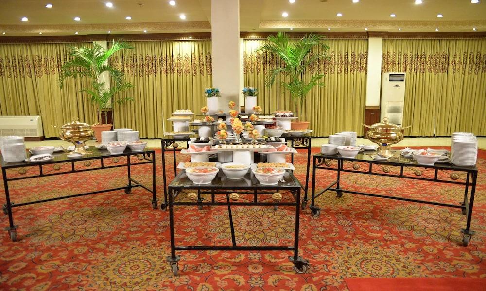 restaurant cafeteria