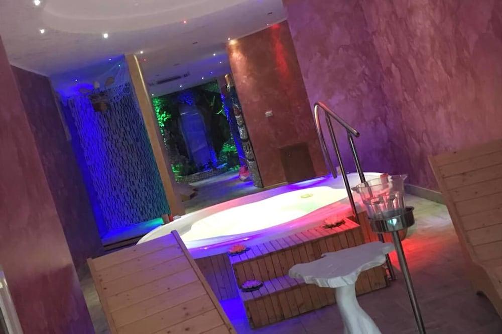swimming pool spa