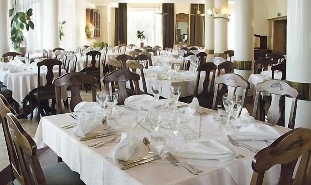 restaurant cafeteria