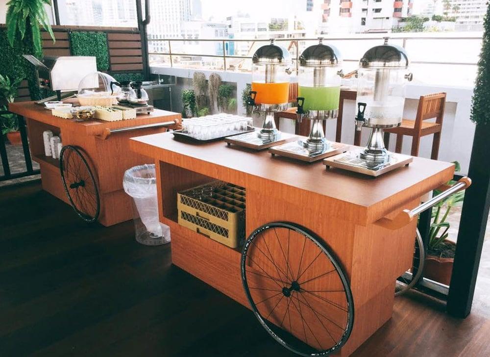 restaurant cafeteria