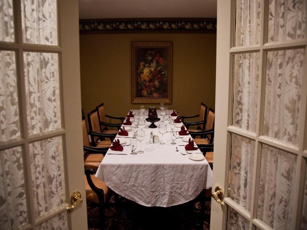 restaurant cafeteria