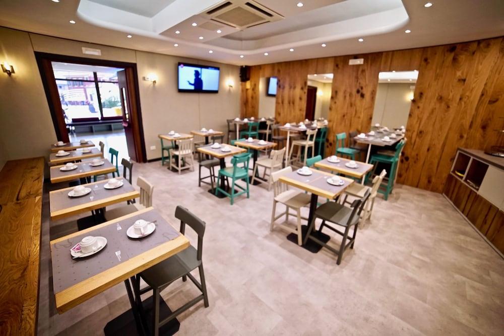 restaurant cafeteria