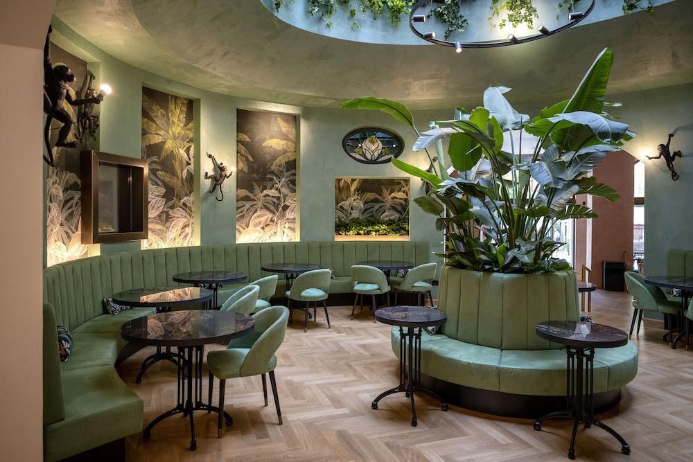 restaurant cafeteria