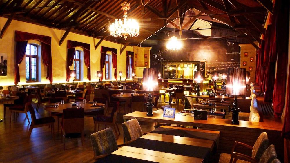 restaurant cafeteria