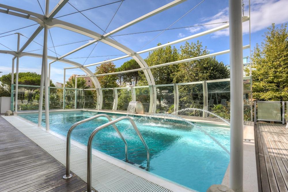 swimming pool spa
