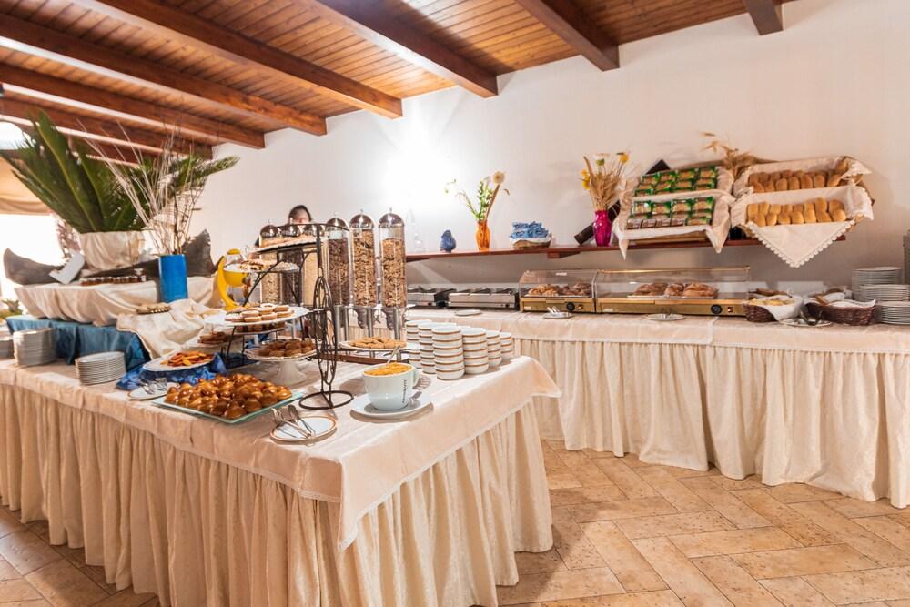 restaurant cafeteria