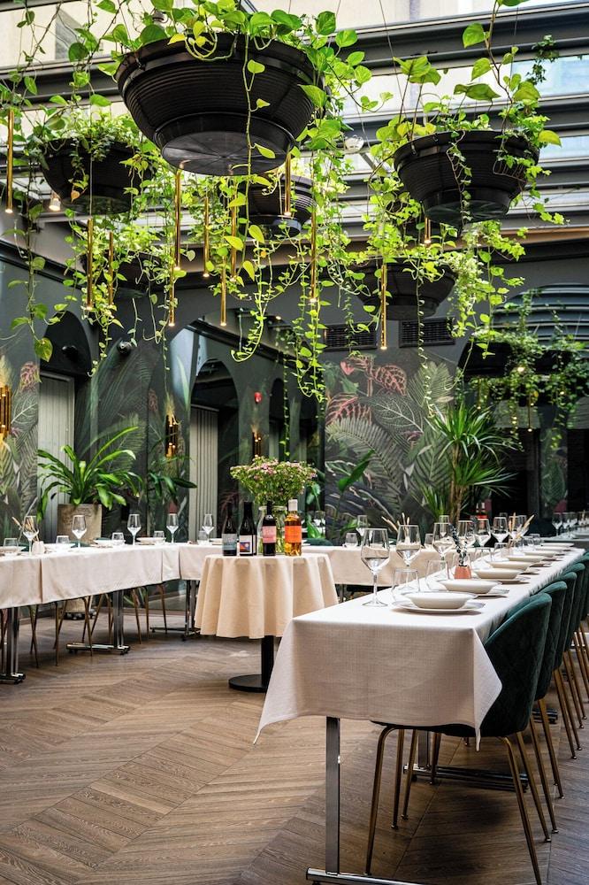 restaurant cafeteria
