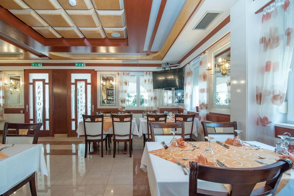 restaurant-cafeteria