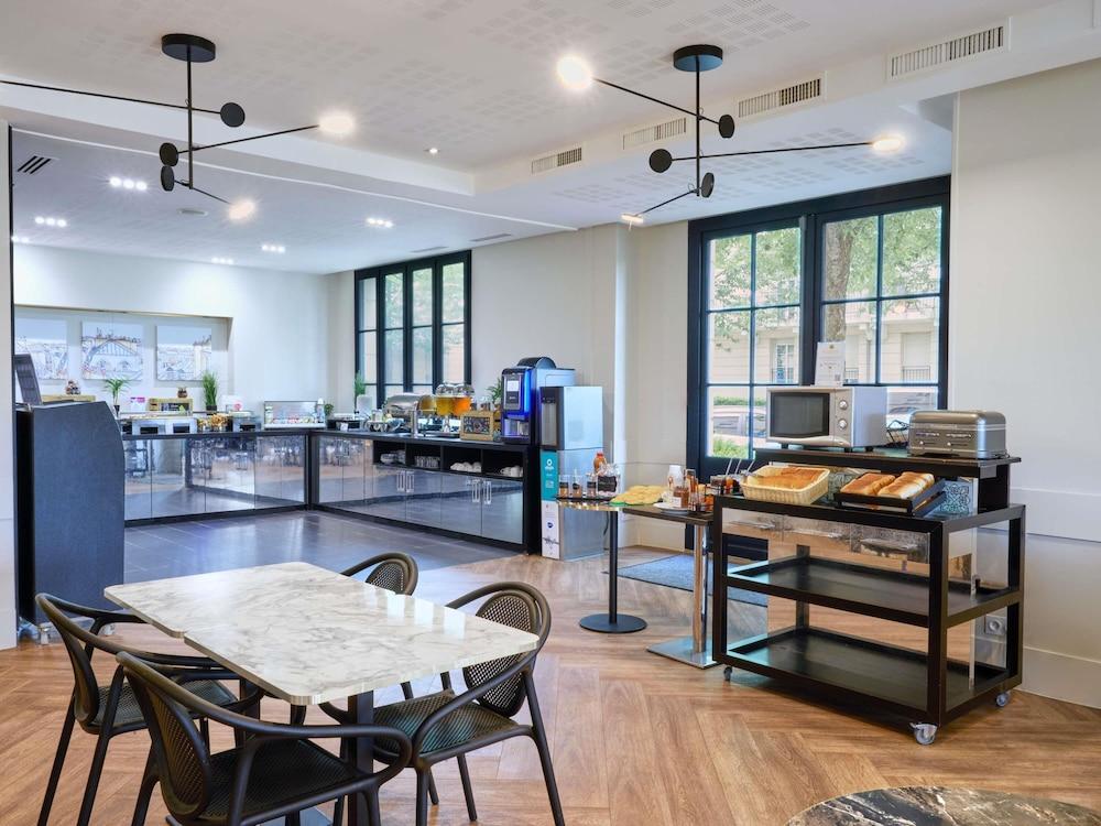 restaurant cafeteria