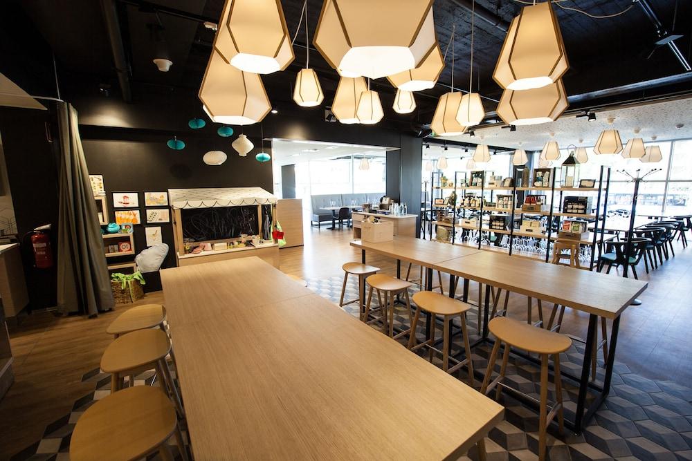 restaurant cafeteria