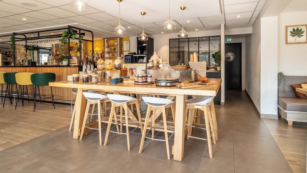 restaurant cafeteria