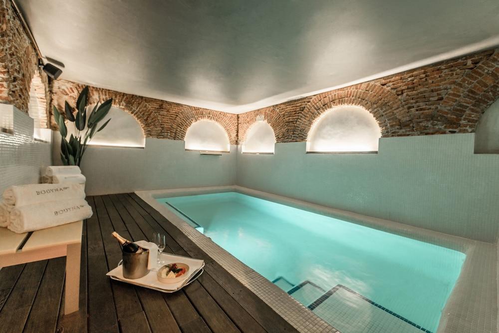 swimming pool spa