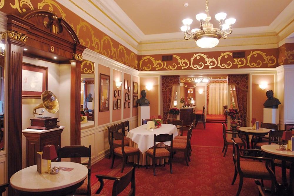 restaurant cafeteria