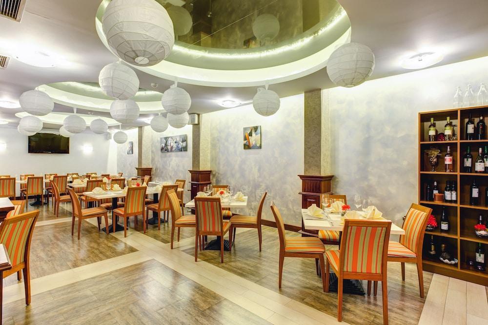restaurant cafeteria