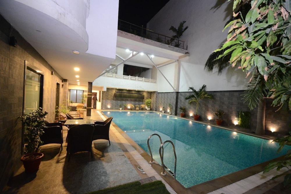 swimming pool spa