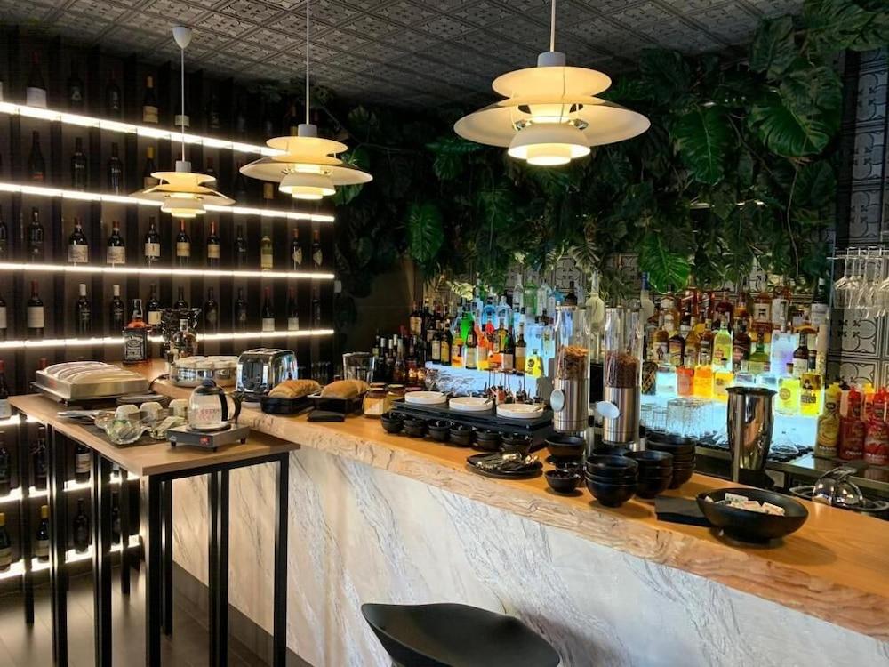restaurant cafeteria