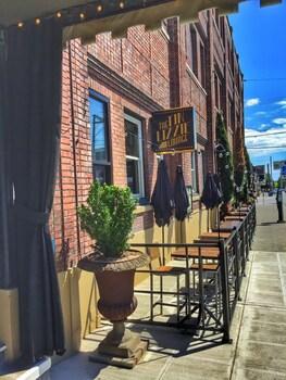 MarQueen Hotel