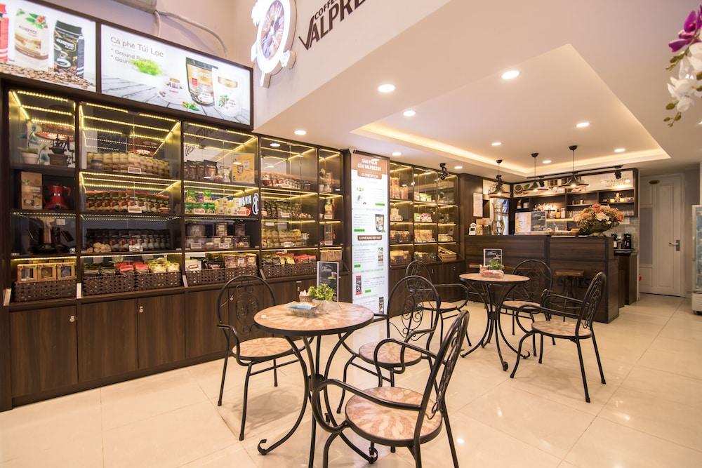 restaurant cafeteria