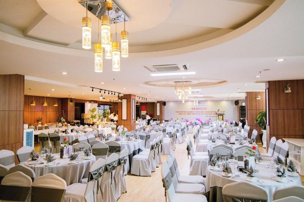 restaurant cafeteria