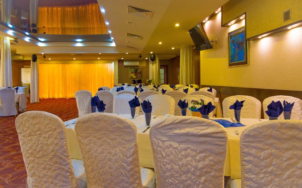 restaurant cafeteria