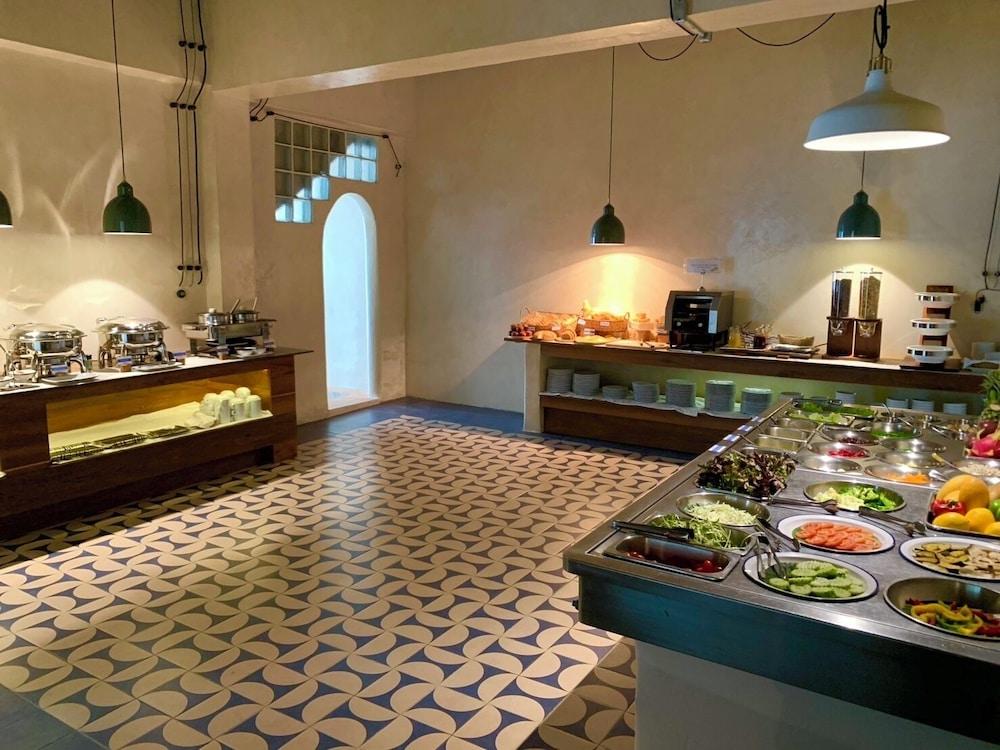 restaurant cafeteria
