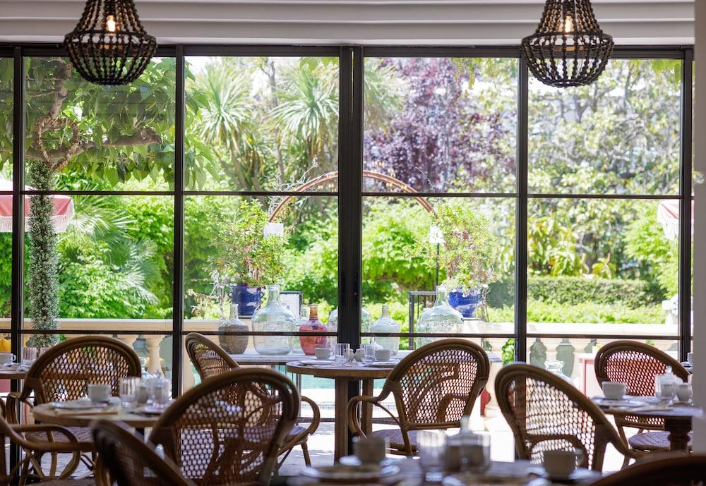 restaurant cafeteria