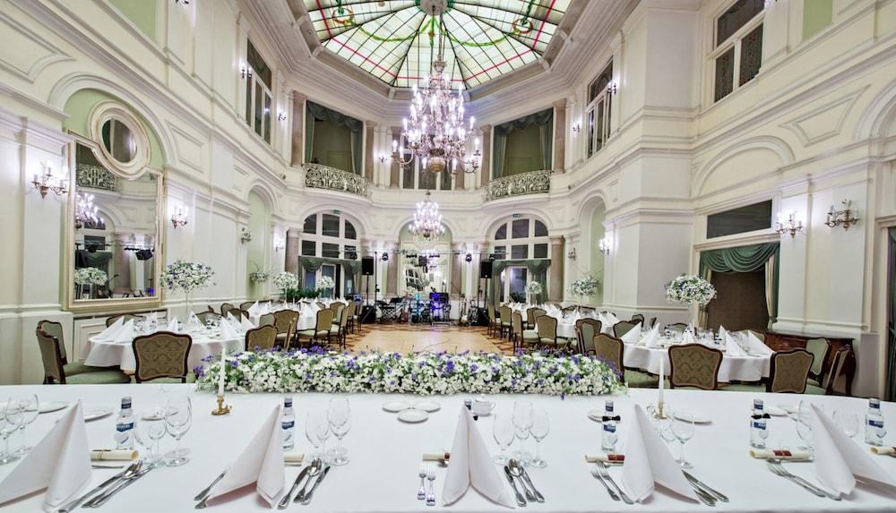 restaurant cafeteria