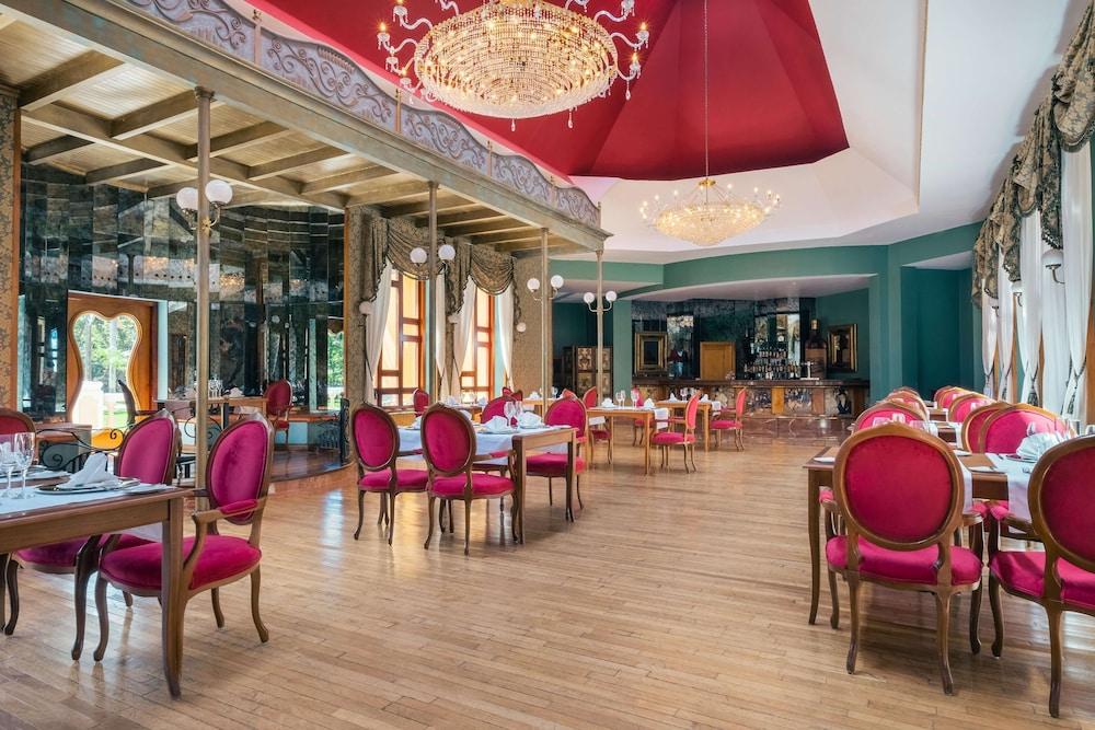 restaurant cafeteria