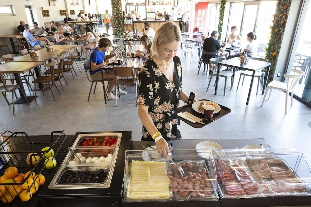 restaurant cafeteria