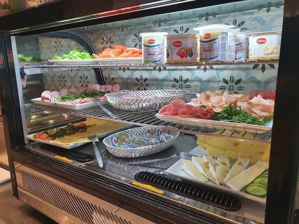 restaurant cafeteria