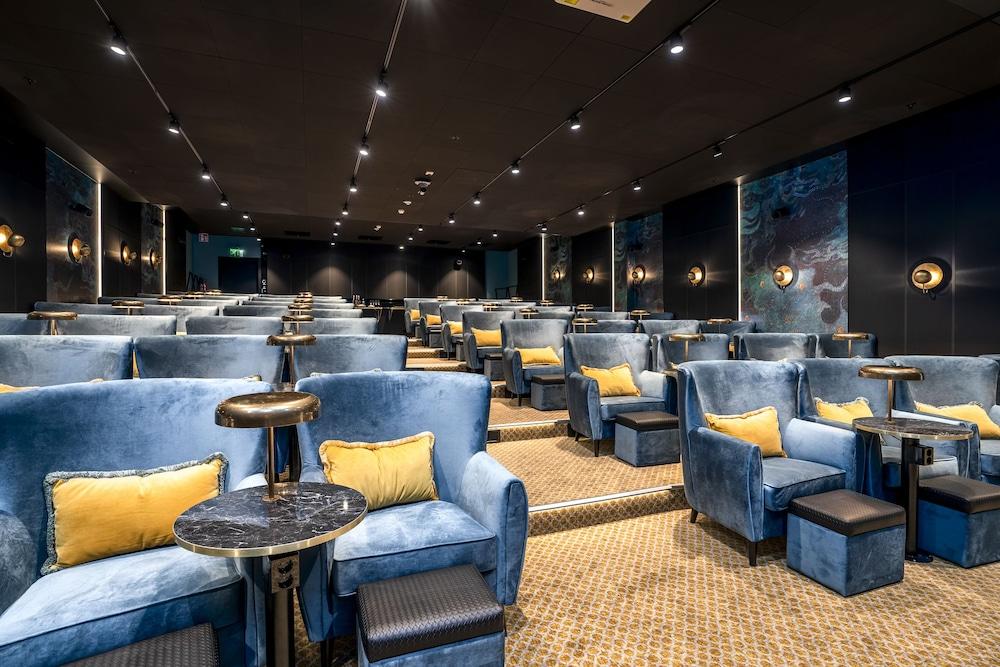 restaurant cafeteria