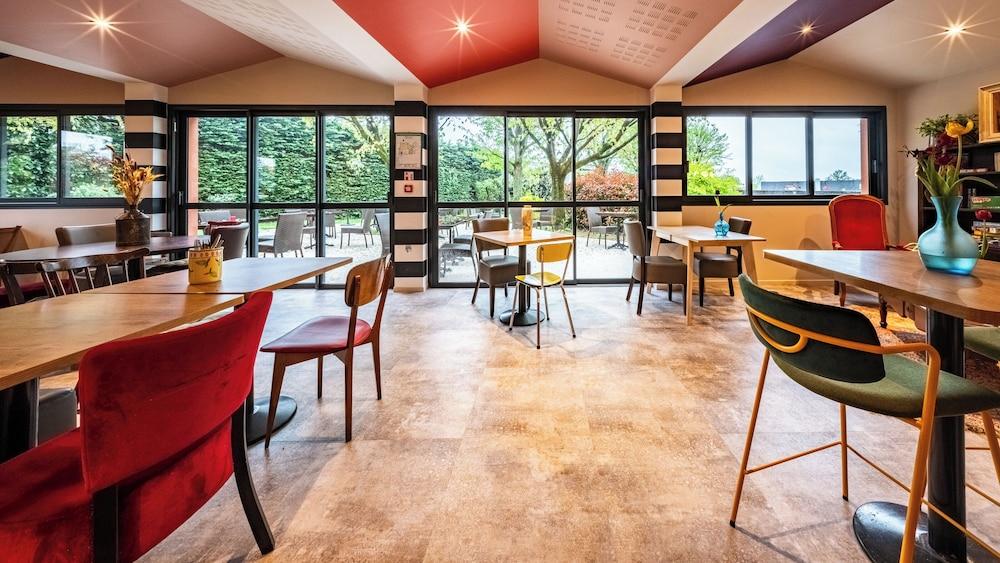 restaurant cafeteria
