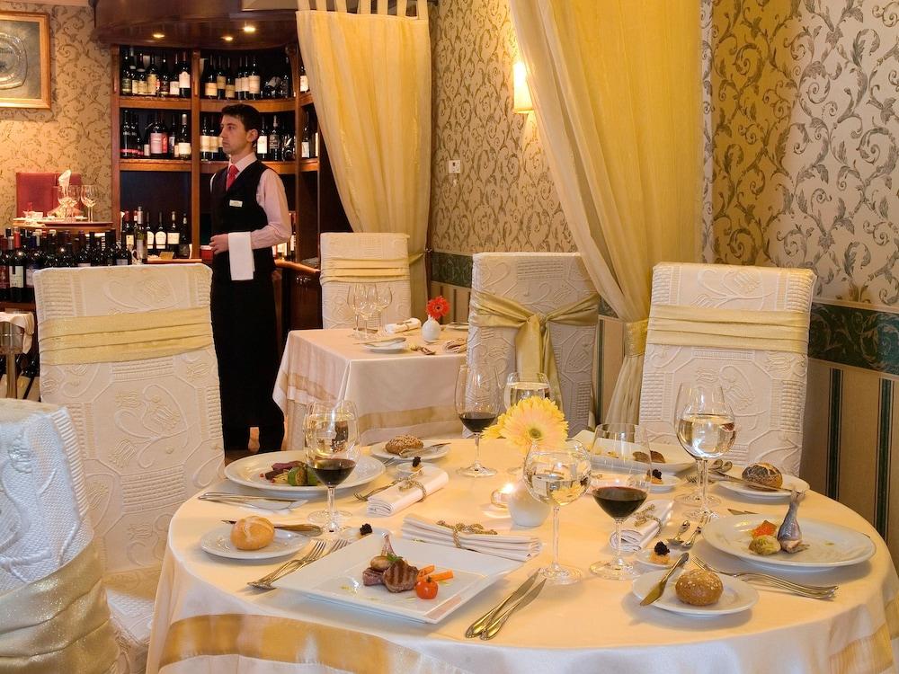 restaurant cafeteria