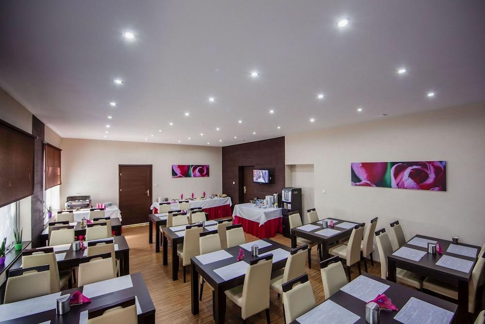 restaurant cafeteria