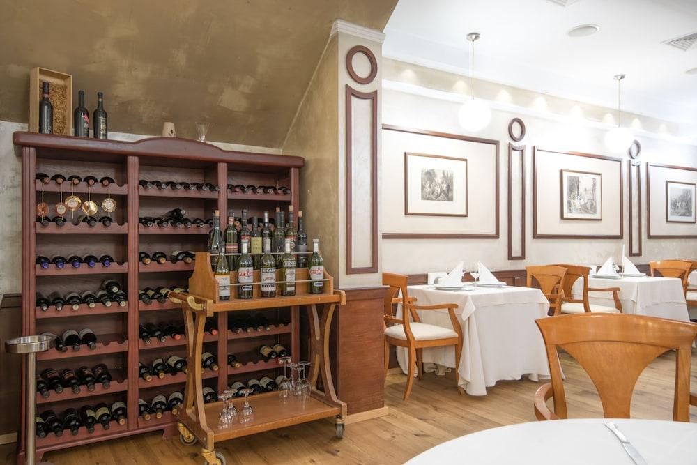 restaurant cafeteria