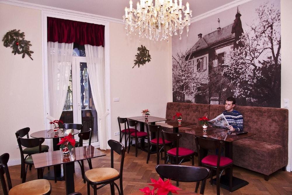 restaurant-cafeteria
