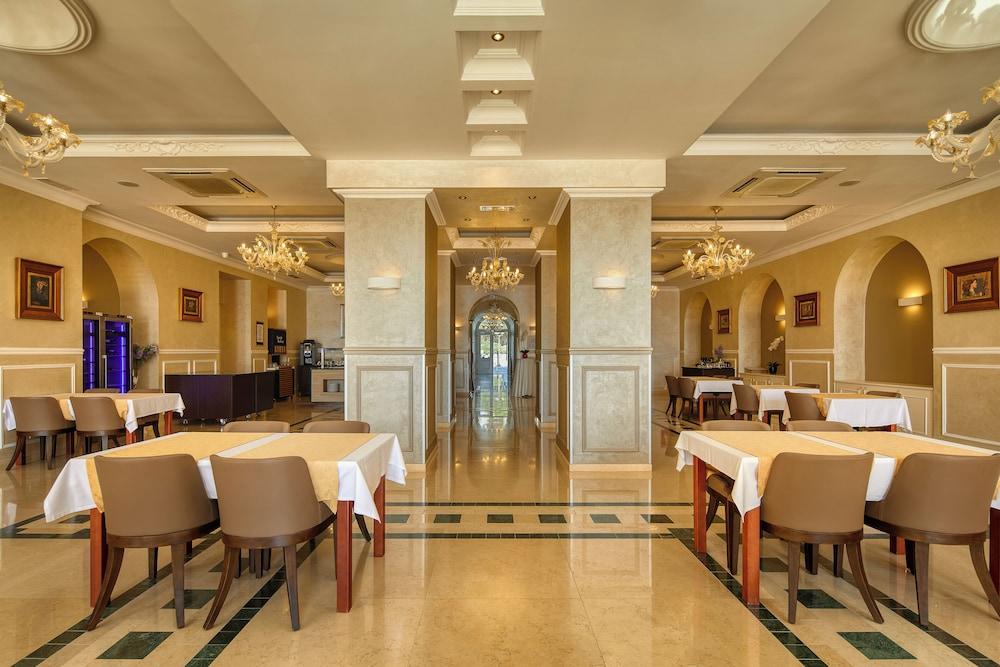 restaurant cafeteria