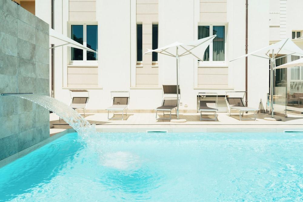 swimming pool spa