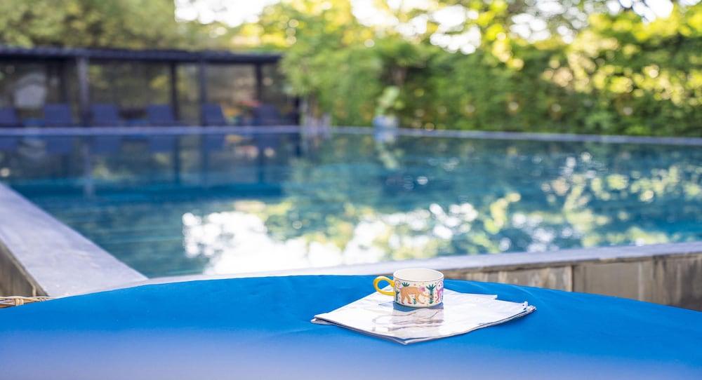 swimming pool spa