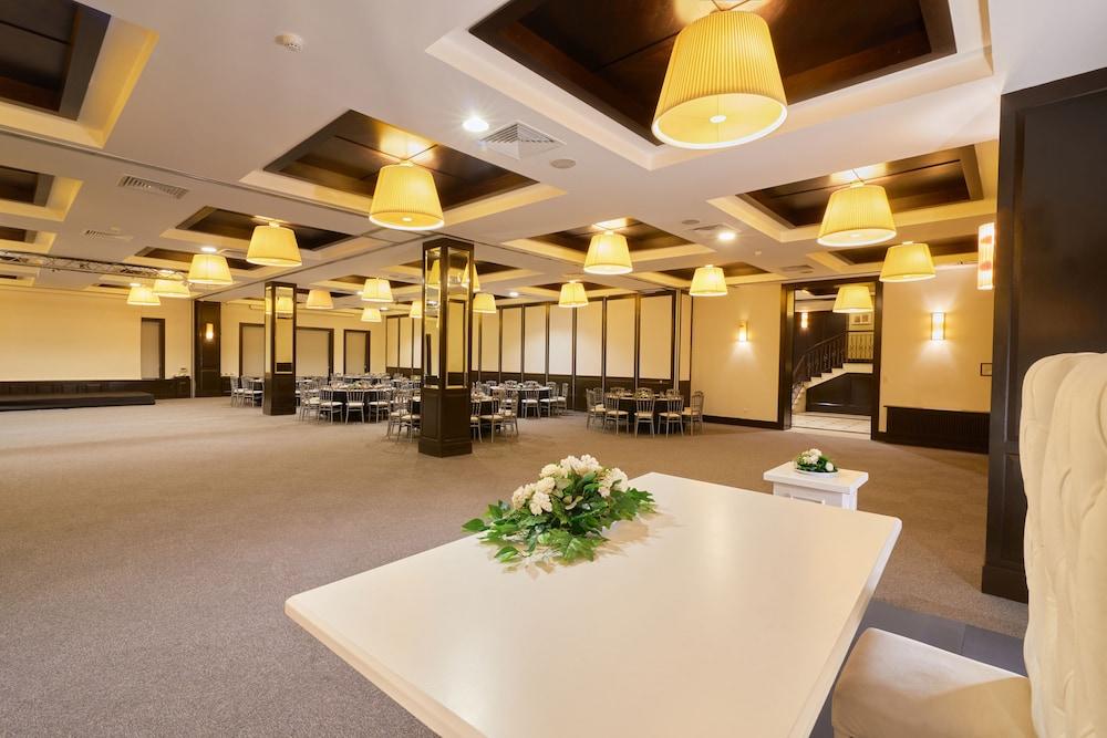 restaurant cafeteria