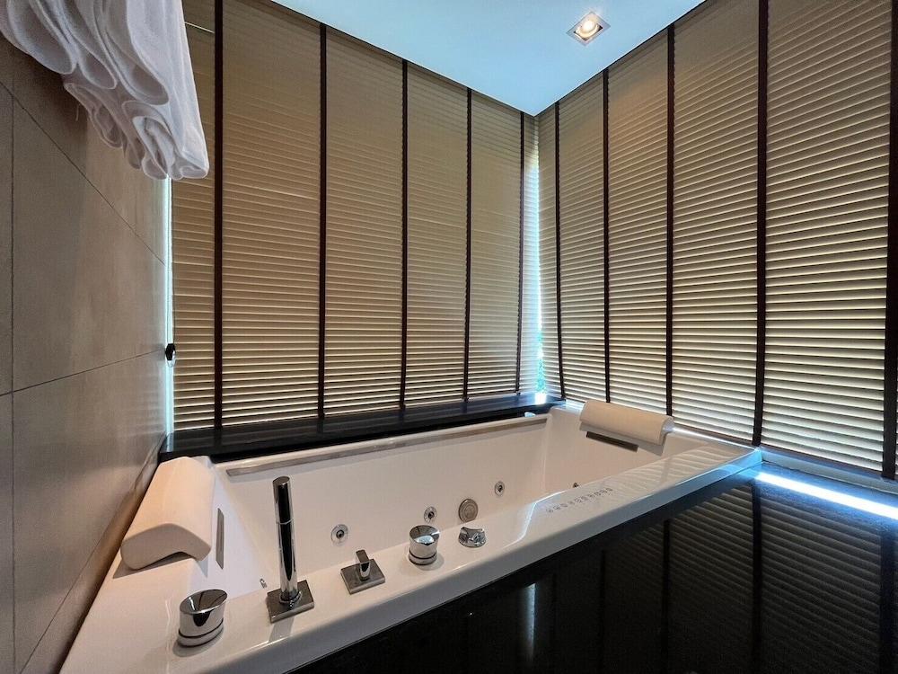 swimming pool spa