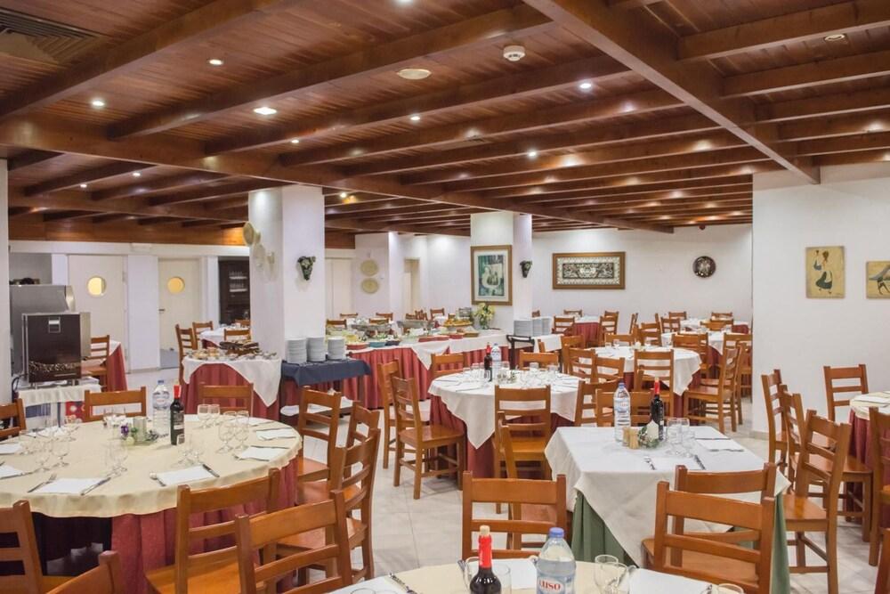 restaurant cafeteria