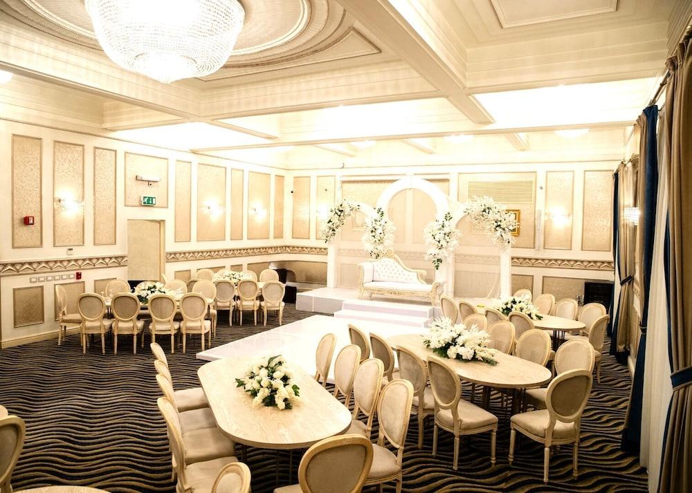 restaurant cafeteria