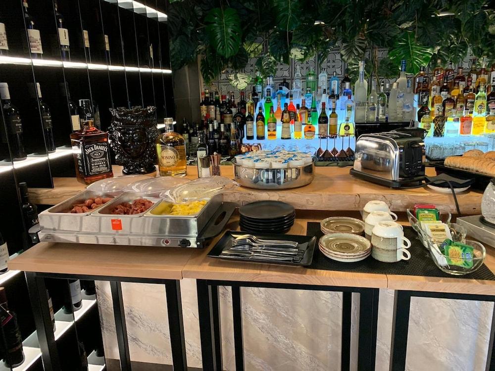 restaurant cafeteria