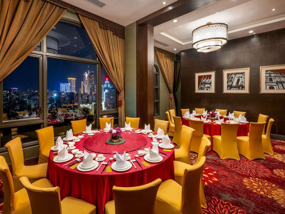 restaurant cafeteria
