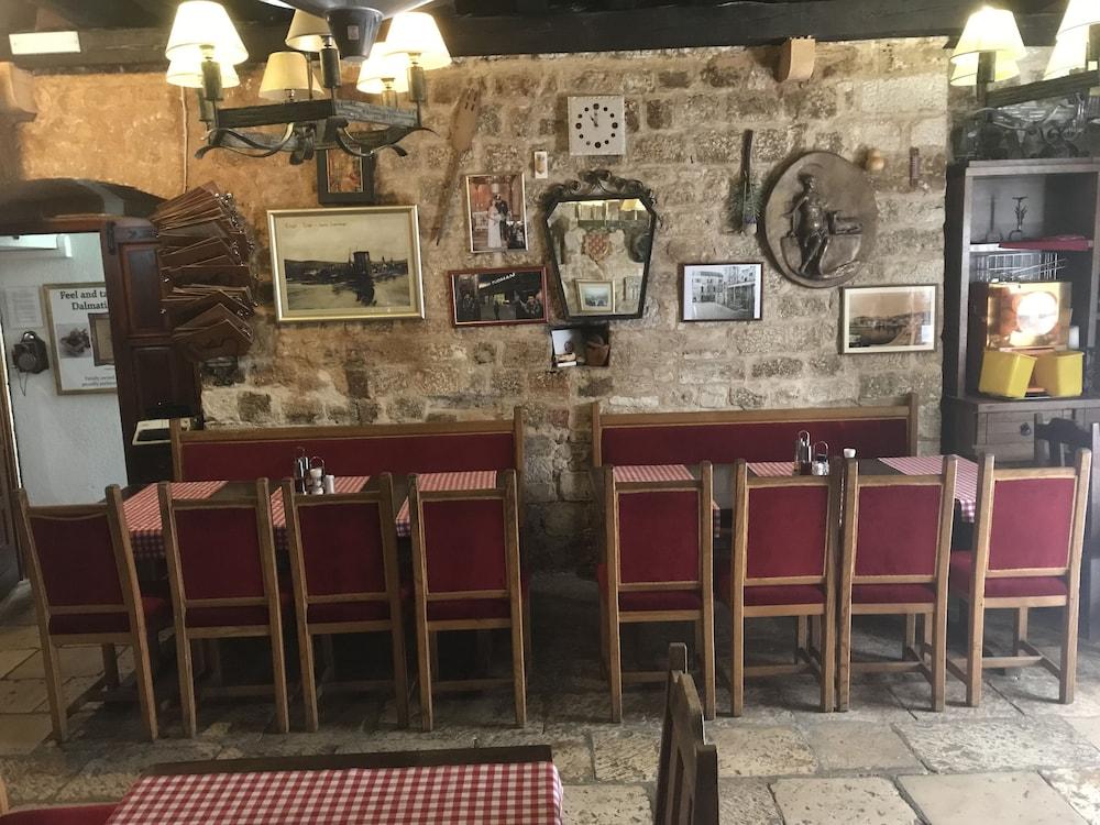 restaurant cafeteria