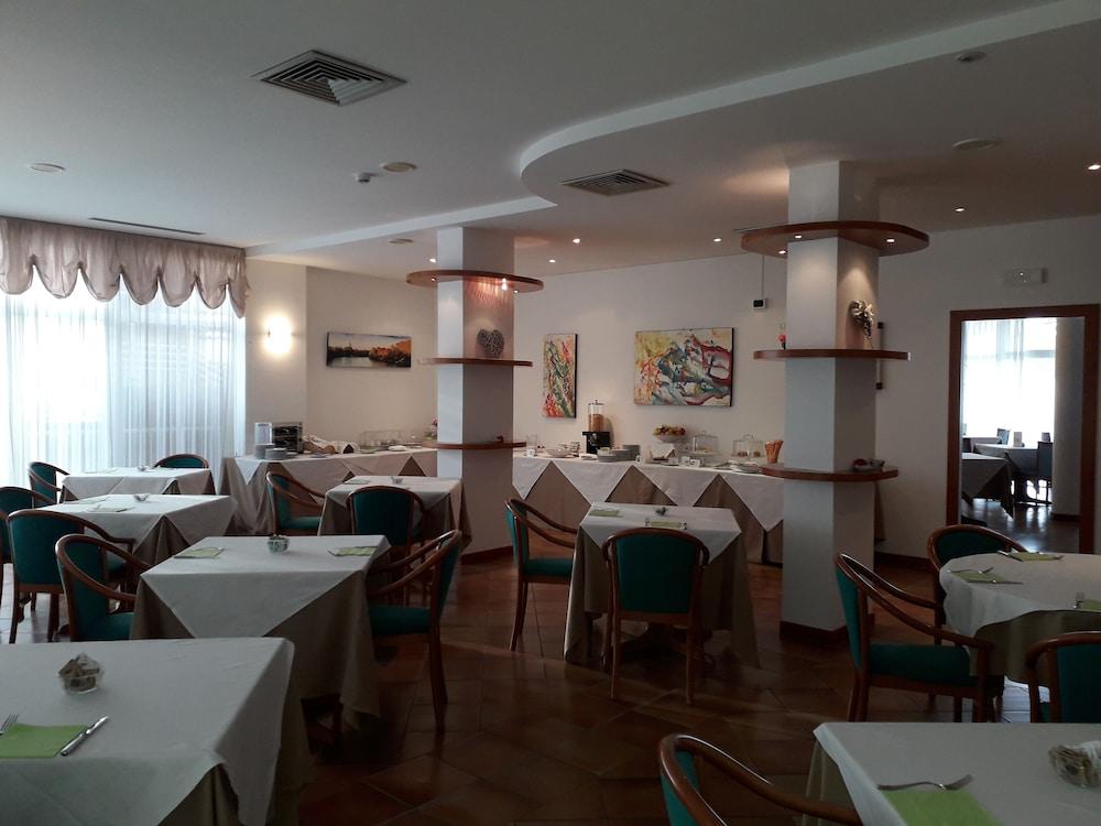 restaurant-cafeteria