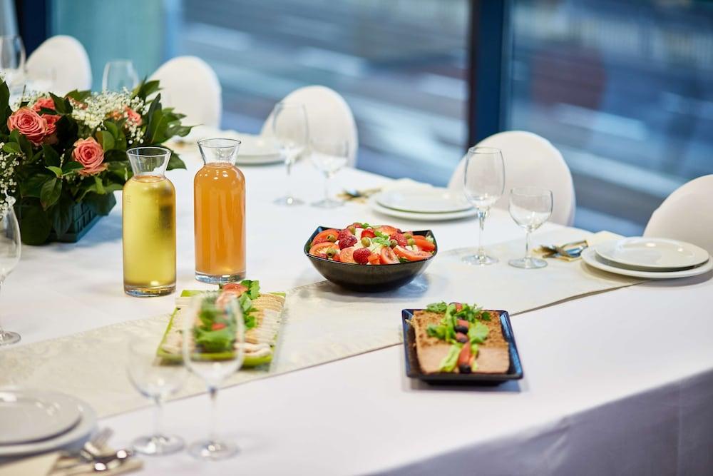 restaurant cafeteria