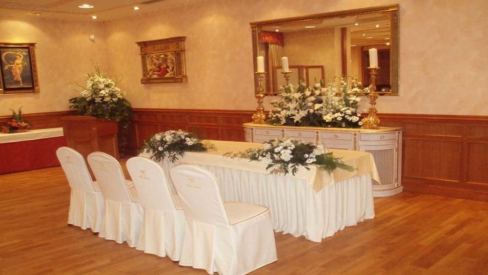 restaurant cafeteria