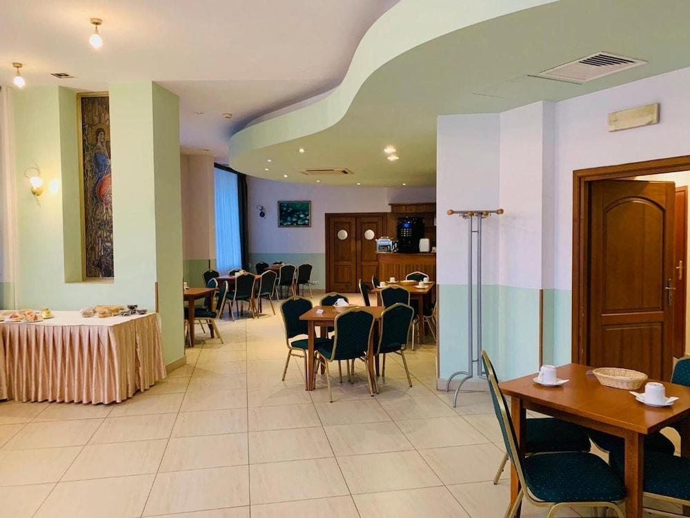 restaurant cafeteria